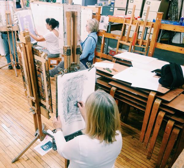 people at easels drawing