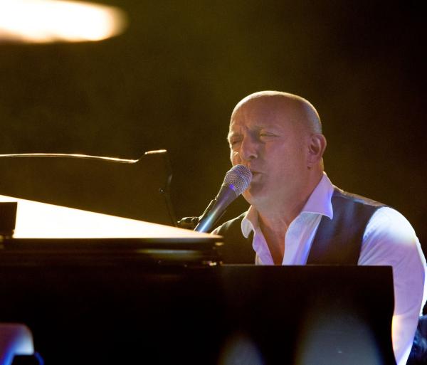 Jeremy Sassoon singing and playing piano