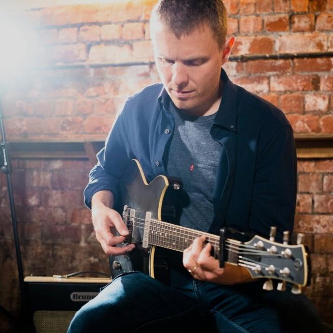 Stuart McCallum playing guitar 
