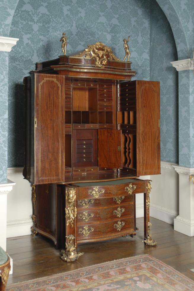 Cabinet with 17 drawers