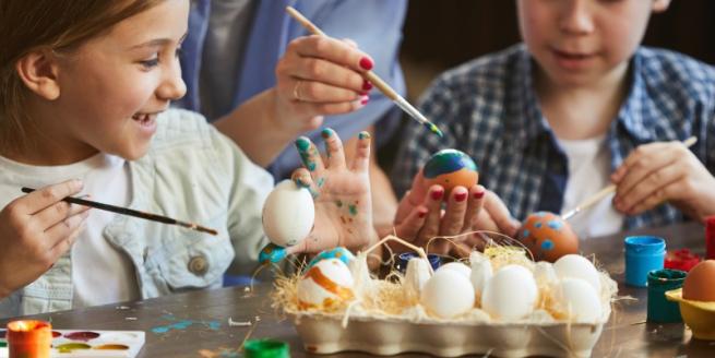 Children decorating eggs