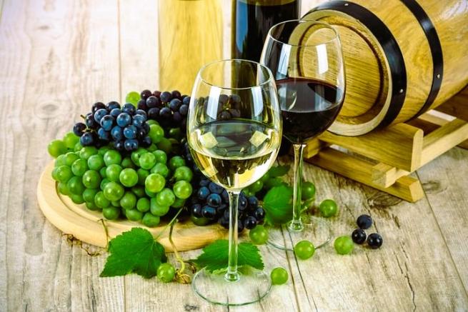 Picture of grapes and wine glasses with wine.