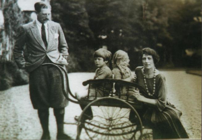Alvary, Sylvia, Douglas and Yvonne outdoors early 1920s