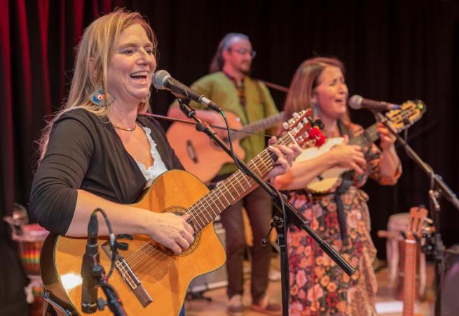 Ana Luisa, Barbara and Mike performing